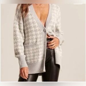 Abercrombie & Fitch Gray and White houndstooth Cardigan Sweater- Medium